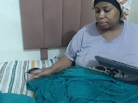 Snapshot of Chubby_Queenx255 chatting on October 24, 2025, 5:50 am Chubby Queenx255 online show from October 24, 2025, 5:50 am