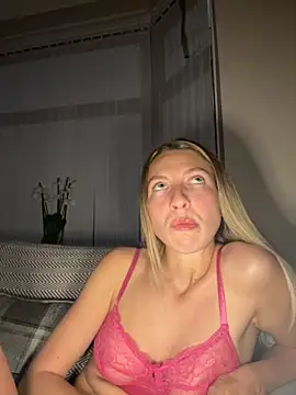 Snapshot of CheekyChelseaX chatting on October 10, 2025, 8:20 pm CheekyChelseaX online show from October 10, 2025, 8:20 pm