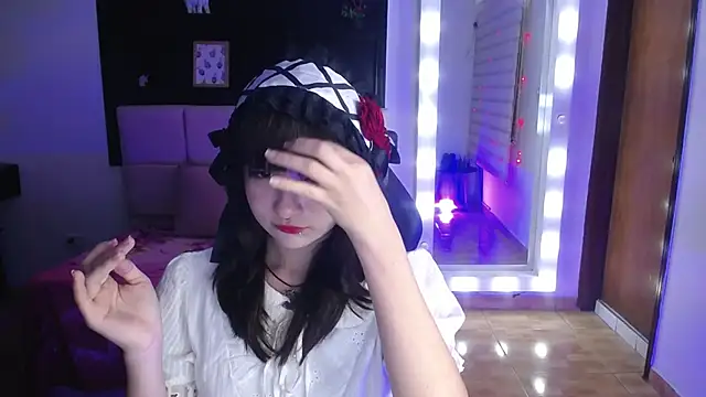  Charlotte Collins  online show from November 28, 2025, 2:39 pm