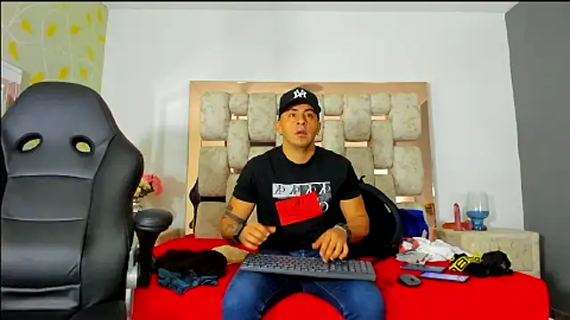 Snapshot of AngelAndChris chatting on September 17, 2025, 12:07 pm AngelAndChris online show from September 17, 2025, 12:07 pm