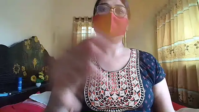 Snapshot of Elena_cruz5 chatting on July 2, 2026, 4:07 am Elena cruz5 online show from July 2, 2026, 4:07 am