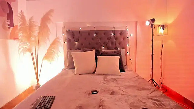 Snapshot of Vale_Lux chatting on November 29, 2025, 3:28 am Vale Lux online show from November 29, 2025, 3:28 am