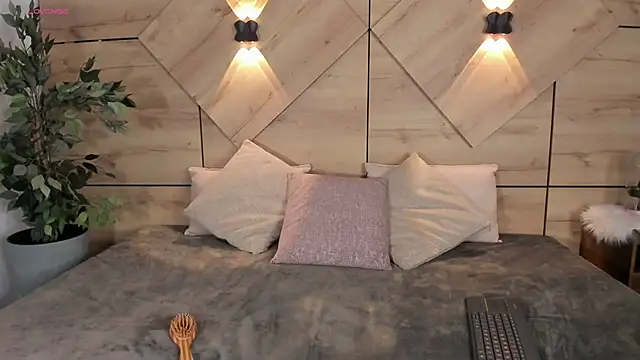 Snapshot of Vale_Lux chatting on October 10, 2025, 12:06 pm Vale Lux online show from October 10, 2025, 12:06 pm