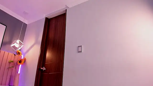 Snapshot of Nina_Ford chatting on October 28, 2025, 3:29 am Nina Ford online show from October 28, 2025, 3:29 am