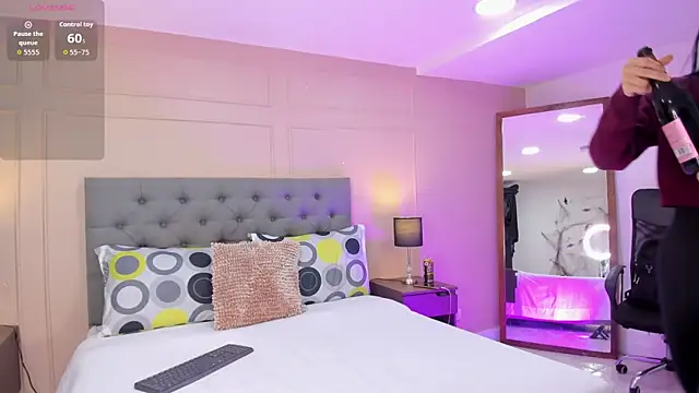 ALICESANDOVAL online show from November 30, 2025, 11:22 am