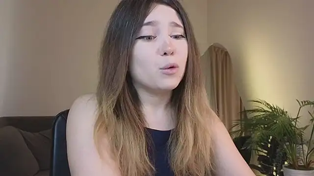 Snapshot of Lina_Glow chatting on May 5, 2026, 6:49 am Lina Glow online show from May 5, 2026, 6:49 am