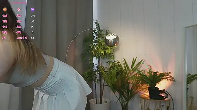 Snapshot of Lina_Glow chatting on April 8, 2026, 6:48 am Lina Glow online show from April 8, 2026, 6:48 am