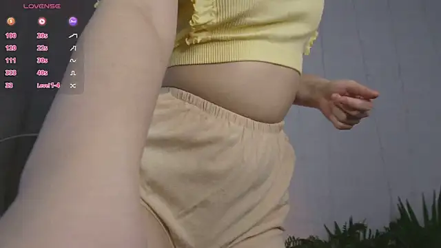 Snapshot of Lina_Glow chatting on April 19, 2026, 6:47 am Lina Glow online show from April 19, 2026, 6:47 am