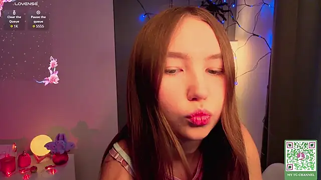 ElfredaTupy online show from October 18, 2025, 6:04 am