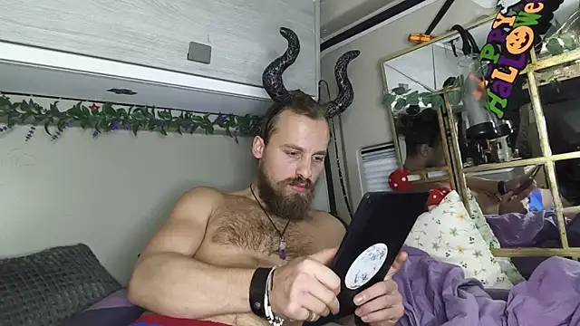 JuliCarl online show from October 30, 2025, 8:17 pm