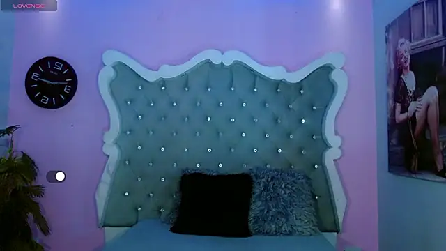 Snapshot of Honey_Moontsts chatting on March 7, 2026, 12:32 pm Honey Moontsts online show from March 7, 2026, 12:32 pm