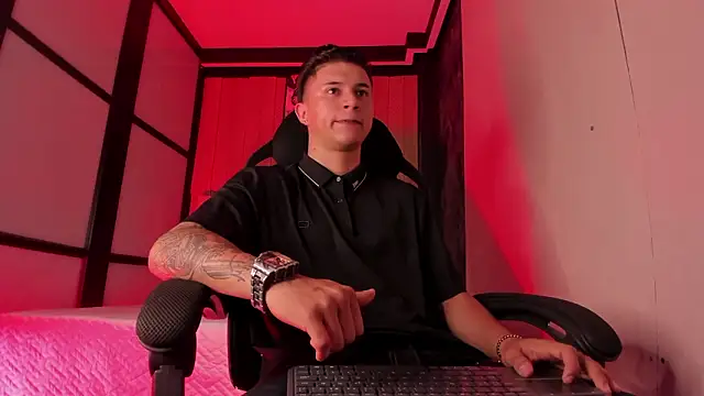 liaamsmiith  online show from March 10, 2026, 12:53 pm