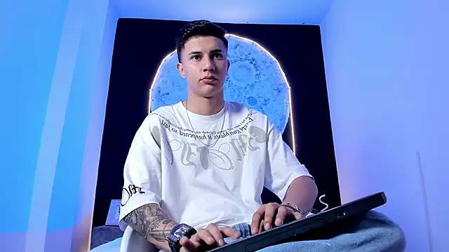 Snapshot of liaamsmiith_ chatting on October 28, 2025, 12:15 pm liaamsmiith online show from October 28, 2025, 12:15 pm