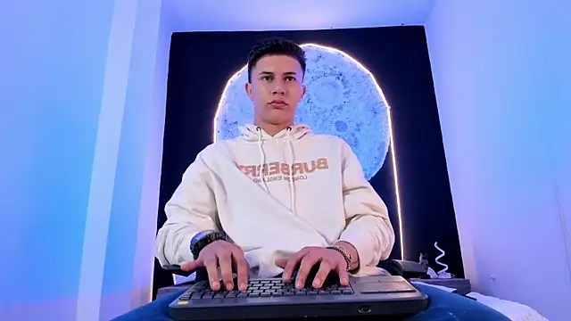 Snapshot of liaamsmiith_ chatting on October 27, 2025, 12:06 pm liaamsmiith online show from October 27, 2025, 12:06 pm