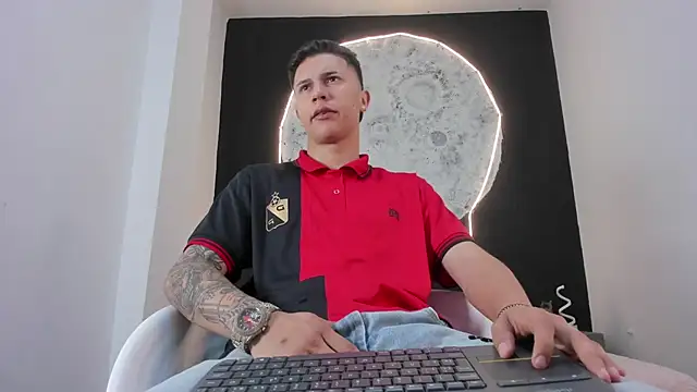 Snapshot of liaamsmiith_ chatting on October 18, 2025, 12:18 pm liaamsmiith online show from October 18, 2025, 12:18 pm