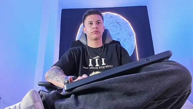 Snapshot of liaamsmiith_ chatting on November 4, 2025, 12:20 pm liaamsmiith online show from November 4, 2025, 12:20 pm