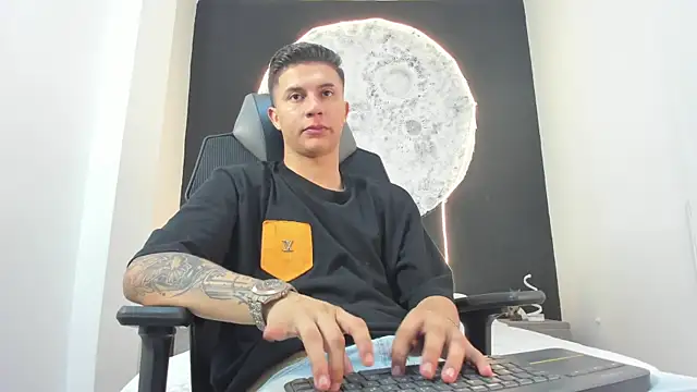 Snapshot of liaamsmiith_ chatting on October 20, 2025, 12:27 pm liaamsmiith online show from October 20, 2025, 12:27 pm