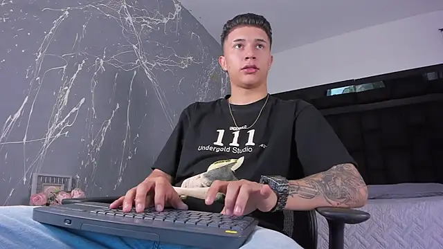 Snapshot of liaamsmiith_ chatting on November 17, 2025, 12:09 pm liaamsmiith online show from November 17, 2025, 12:09 pm