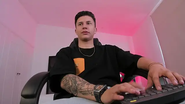 Snapshot of liaamsmiith_ chatting on December 3, 2025, 12:04 pm liaamsmiith online show from December 3, 2025, 12:04 pm