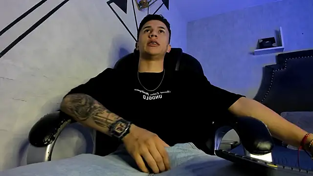 Snapshot of liaamsmiith_ chatting on December 17, 2025, 12:43 pm liaamsmiith online show from December 17, 2025, 12:43 pm