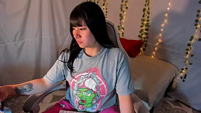 Snapshot of Zulema_R1 chatting on November 10, 2025, 4:06 am Zulema R1 online show from November 10, 2025, 4:06 am