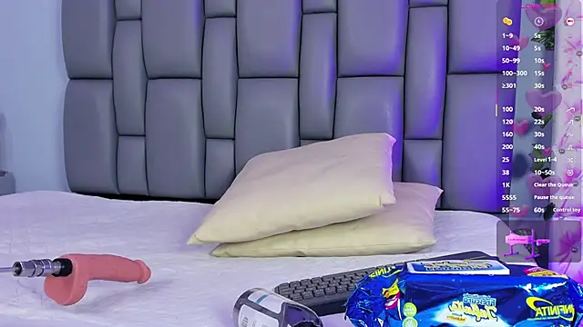 Niicolle Evanss online show from October 8, 2025, 7:14 pm