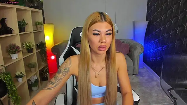 Snapshot of xPuka chatting on October 10, 2025, 5:14 pm xPuka online show from October 10, 2025, 5:14 pm