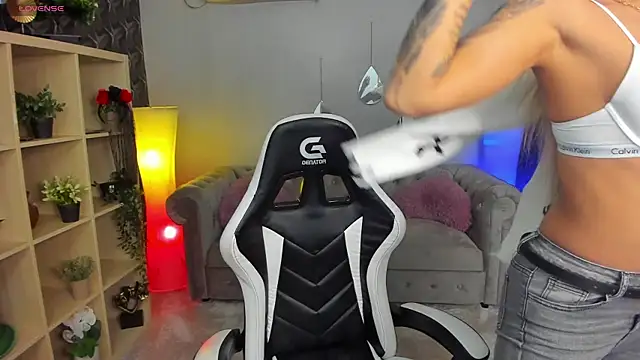 Snapshot of xPuka chatting on December 4, 2025, 6:18 pm xPuka online show from December 4, 2025, 6:18 pm