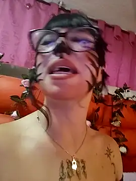 Snapshot of Kitty_Melodi chatting on October 16, 2025, 11:07 am Kitty Melodi online show from October 16, 2025, 11:07 am