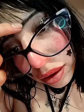 Snapshot of Kitty_Melodi chatting on October 13, 2025, 10:21 pm Kitty Melodi online show from October 13, 2025, 10:21 pm