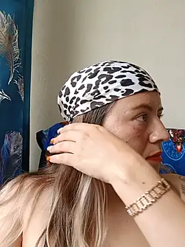Snapshot of Hannah-colx chatting on July 3, 2026, 4:02 pm Hannah-colx online show from July 3, 2026, 4:02 pm