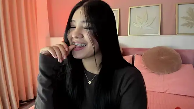 Sara Hills  online show from September 27, 2025, 1:28 pm