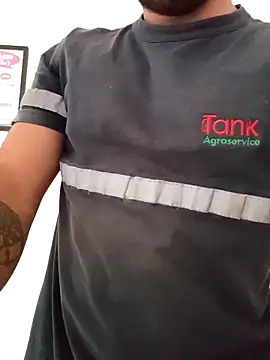 Snapshot of Lushakuiron1 chatting on December 17, 2025, 2:11 pm Lushakuiron1 online show from December 17, 2025, 2:11 pm