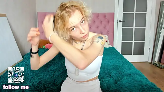 Snapshot of Pink_Lila18 chatting on October 15, 2025, 8:33 am Pink Lila18 online show from October 15, 2025, 8:33 am