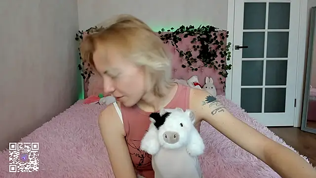 Snapshot of Pink_Lila18 chatting on November 25, 2025, 8:25 am Pink Lila18 online show from November 25, 2025, 8:25 am