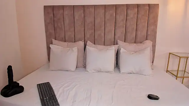 amber colliiins online show from November 14, 2025, 5:38 pm