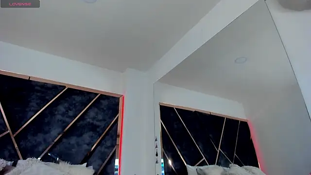 SusanaHenao online show from November 28, 2025, 7:58 pm