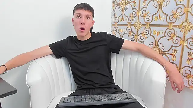 Snapshot of LittleDanny_ chatting on November 21, 2025, 4:28 pm LittleDanny online show from November 21, 2025, 4:28 pm