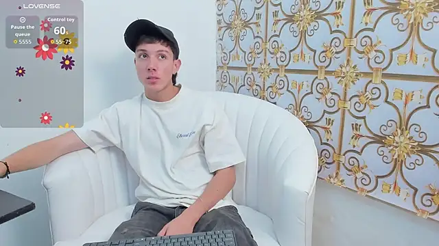 Snapshot of LittleDanny_ chatting on November 15, 2025, 7:07 pm LittleDanny online show from November 15, 2025, 7:07 pm