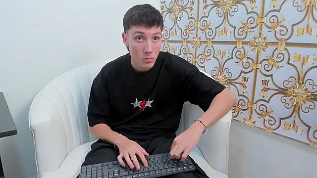 Snapshot of LittleDanny_ chatting on November 25, 2025, 7:03 pm LittleDanny online show from November 25, 2025, 7:03 pm