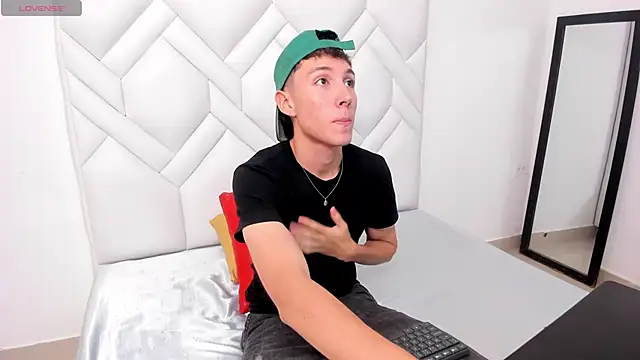 Snapshot of LittleDanny_ chatting on November 3, 2025, 7:39 pm LittleDanny online show from November 3, 2025, 7:39 pm