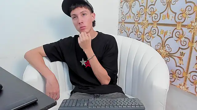 Snapshot of LittleDanny_ chatting on November 26, 2025, 7:03 pm LittleDanny online show from November 26, 2025, 7:03 pm