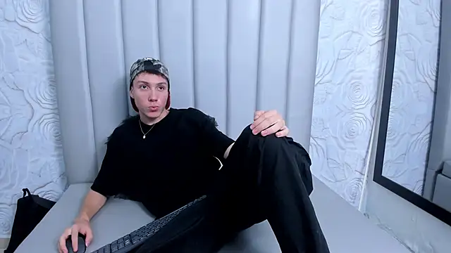 Snapshot of LittleDanny_ chatting on December 1, 2025, 5:58 pm LittleDanny online show from December 1, 2025, 5:58 pm