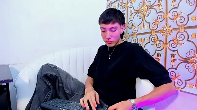 Snapshot of LittleDanny_ chatting on February 17, 2026, 9:12 pm LittleDanny online show from February 17, 2026, 9:12 pm