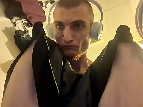 jizzyglizzy92 online show from March 16, 2026, 7:45 am