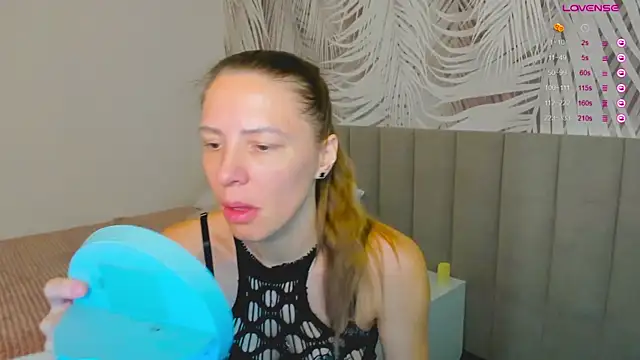 Snapshot of KiaraCaley chatting on November 25, 2025, 2:12 am KiaraCaley online show from November 25, 2025, 2:12 am