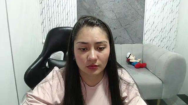 Snapshot of Ivony18_b chatting on October 24, 2025, 3:05 am Ivony18 b online show from October 24, 2025, 3:05 am