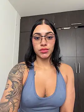 AlannaEvons online show from May 4, 2026, 4:21 pm