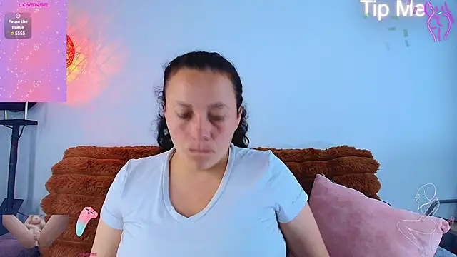  honey12 online show from November 10, 2025, 2:11 pm