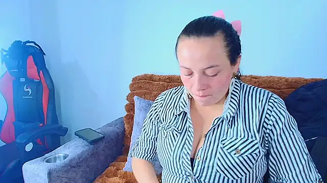  honey12 online show from November 3, 2025, 12:42 pm